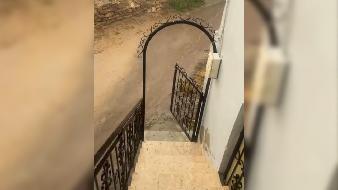 Bayburt Sırakayalar köyünde şiddetli sağanak yağış yolları suyla doldurdu